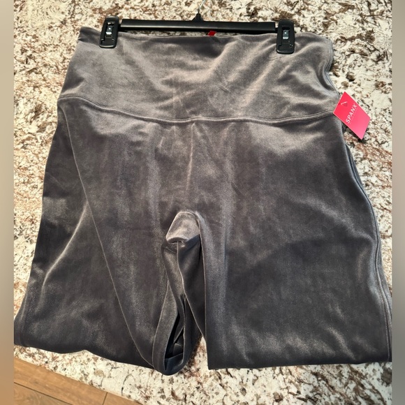 SPANX Velvet Shaping Leggings 🩶 - Picture 4 of 6